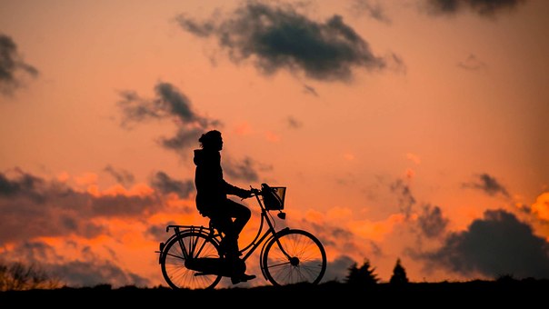 Silhouette einer Person auf dem Fahrrad